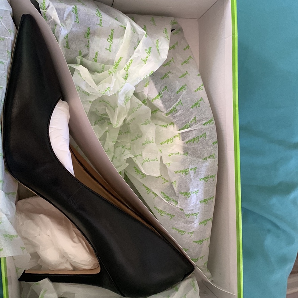 Pretty black stiletto pumps